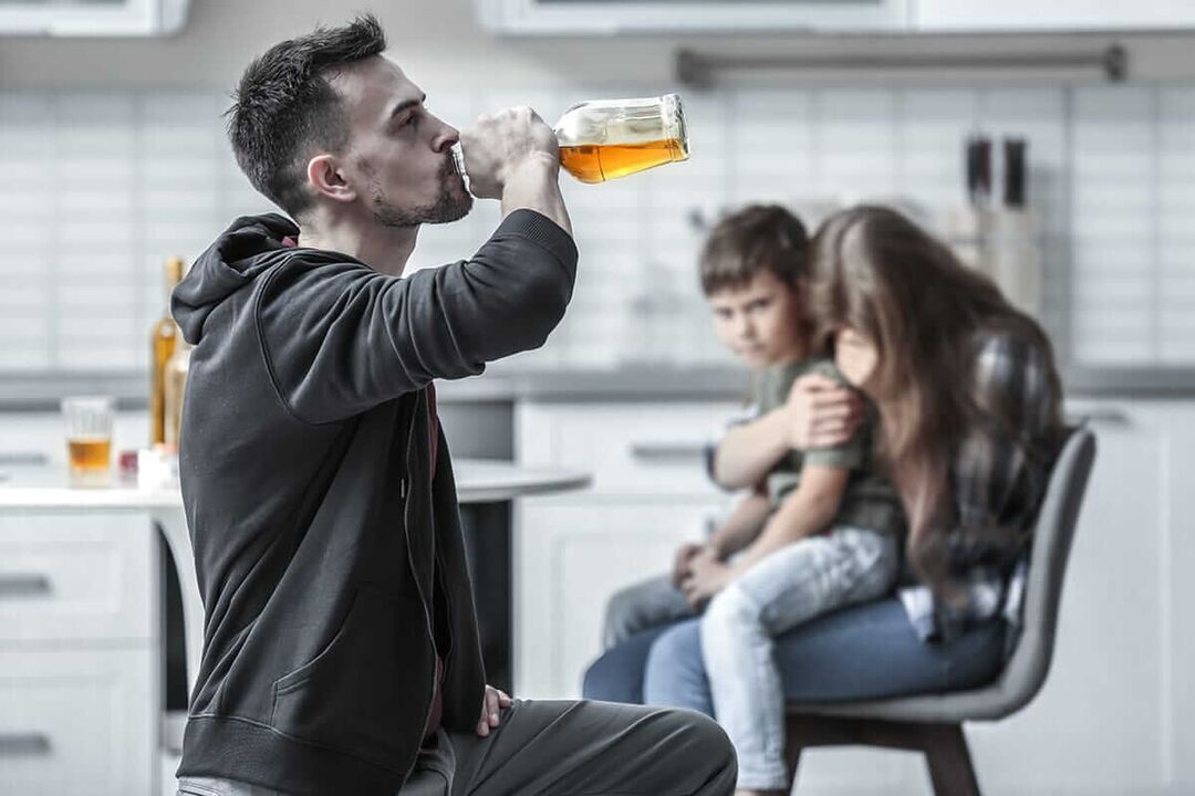 Erkek alkolizmi bir aileyi yok edebilir