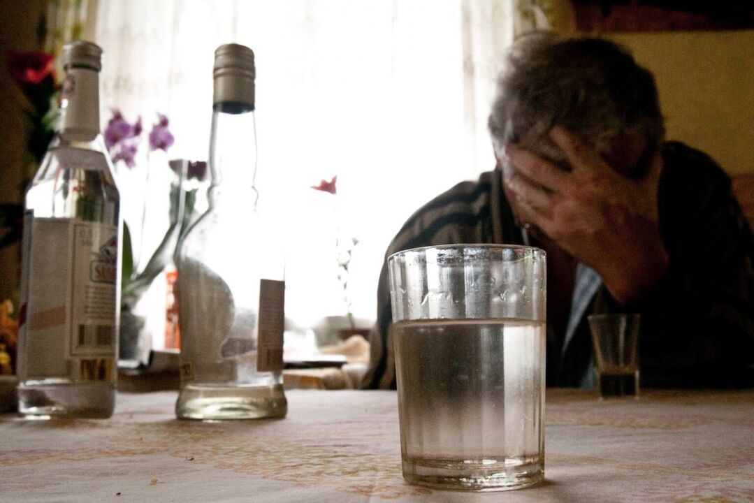İçki miktarı üzerinde kontrol eksikliği alkolizmin gelişiminin bir işaretidir